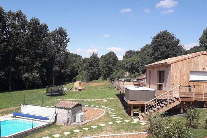 Location de vacances pour 2 personnes, avec sauna et jacuzzi ainsi que terrasse et piscine, animaux acceptés à Chalandray
