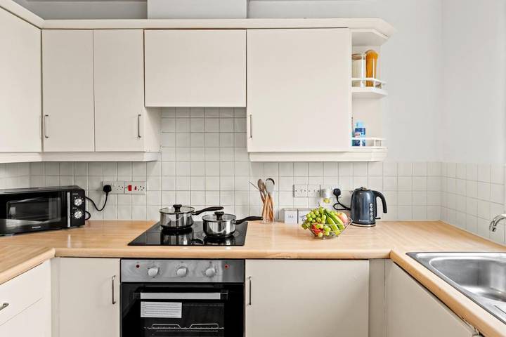 Entire apartment, Arosa Escape- Modern2 bed suite,Sleeps 5,Free Parking,Ps4,Kingbed,Wifi,Near Christies in Manchester, Greater Manchester