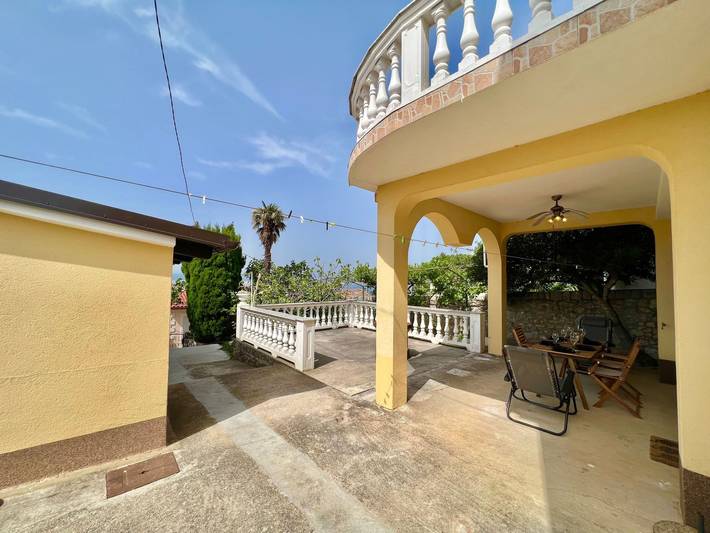 Dom dla 6 osób, z Balkon i Taras w Dramalj