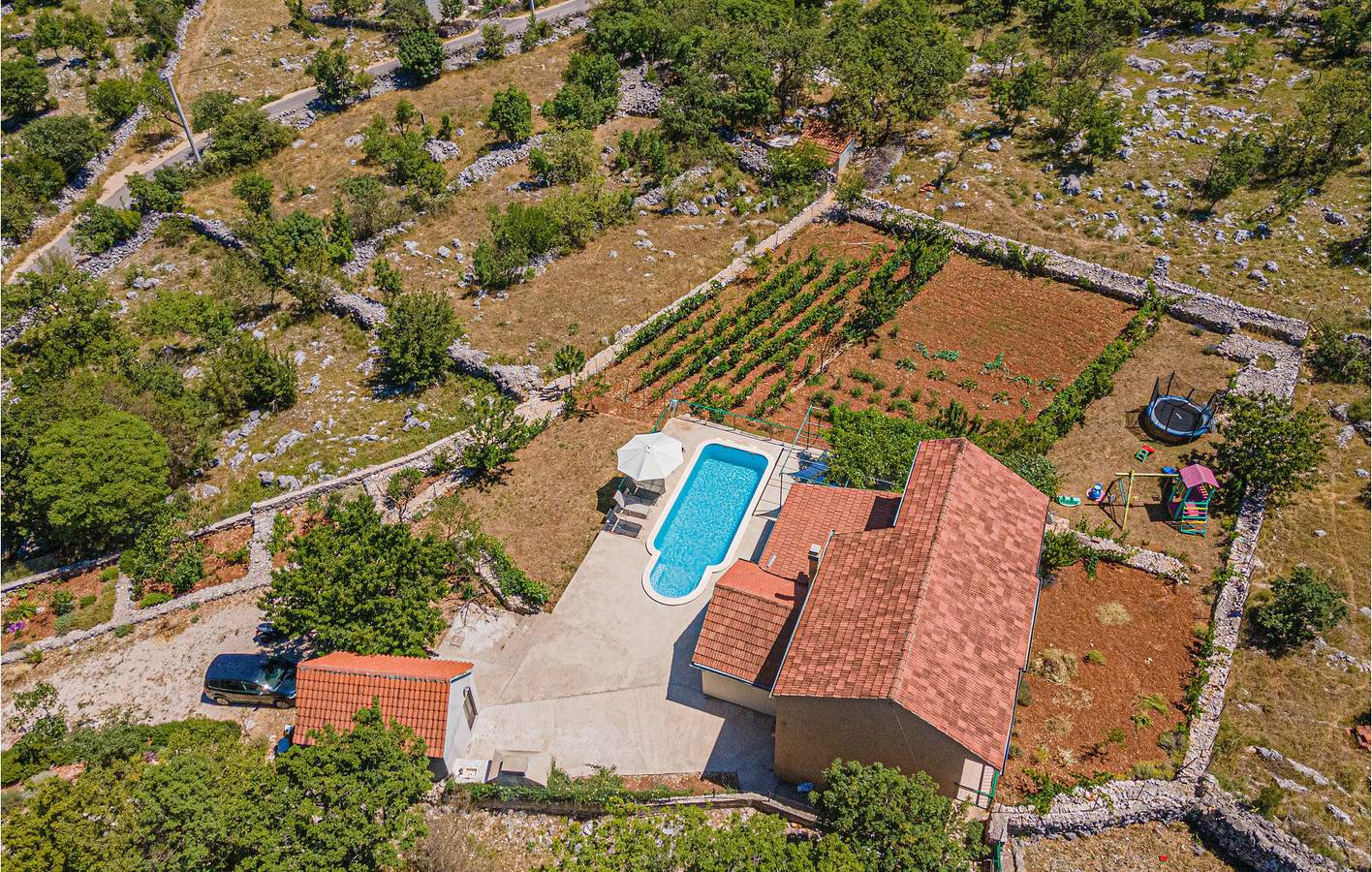 Gemütliche Wohnung mit Pool, Terrasse, WLAN und Klimaanlage in Šibenik-Knin