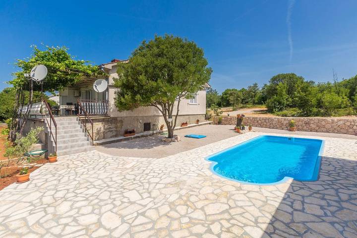 Ferienwohnung für 8 Personen, mit Balkon/Terrasse und Terrasse sowie Pool in Pinezici