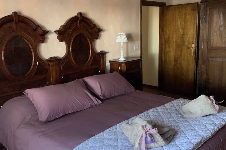 Tipico casolare in pietra con grande giardino e parcheggio privato in Passignano sul Trasimeno, Lago Trasimeno