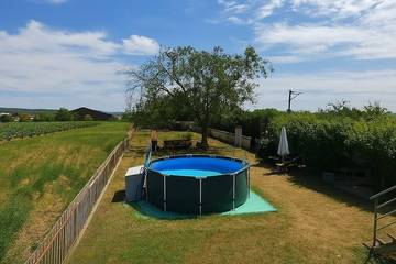Gîte pour 4 personnes, avec piscine ainsi que terrasse et jardin à Ladoix-Serrigny