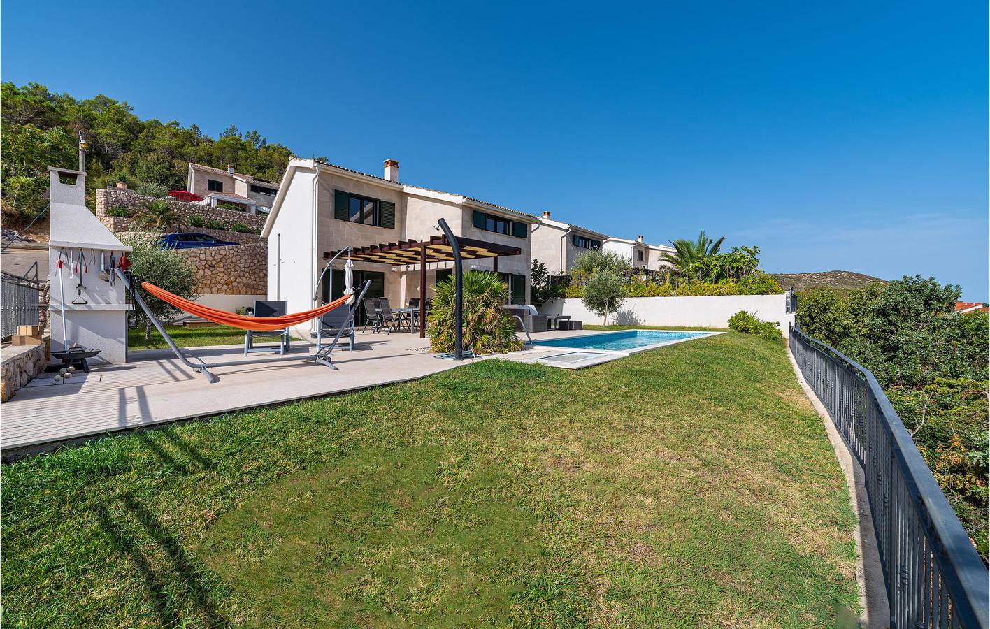 Gemütlich, nur 1,5 km vom Strand entfernt: WLAN, Pool und Terrasse in Ihrem Ferienhaus in Posedarje, Zadar