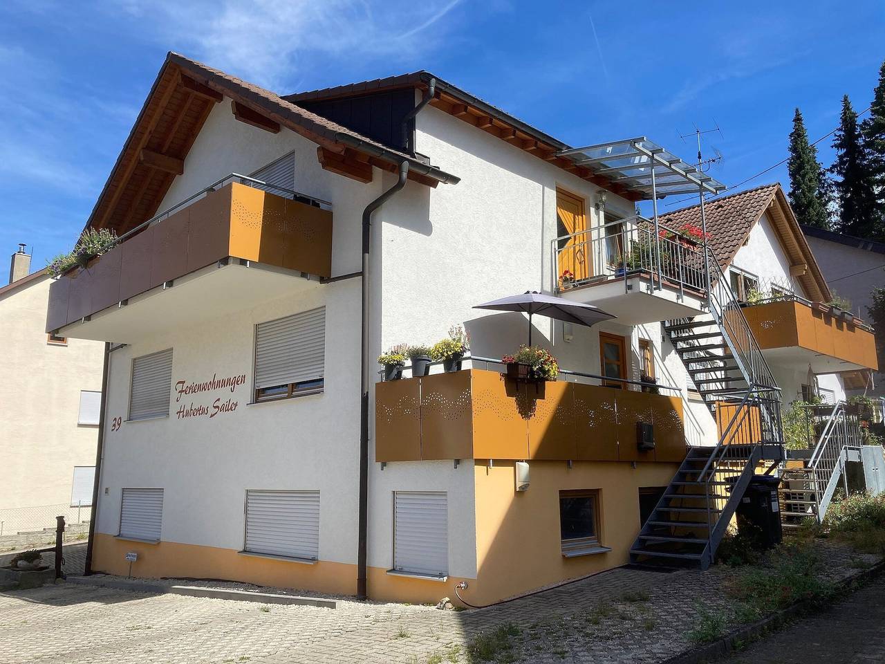 Ganze Wohnung, Ferienwohnung 'Erdgeschoss' mit Bergblick, Gemeinschaftsterrasse und Wi-Fi in Metzingen, Neckar-Alb