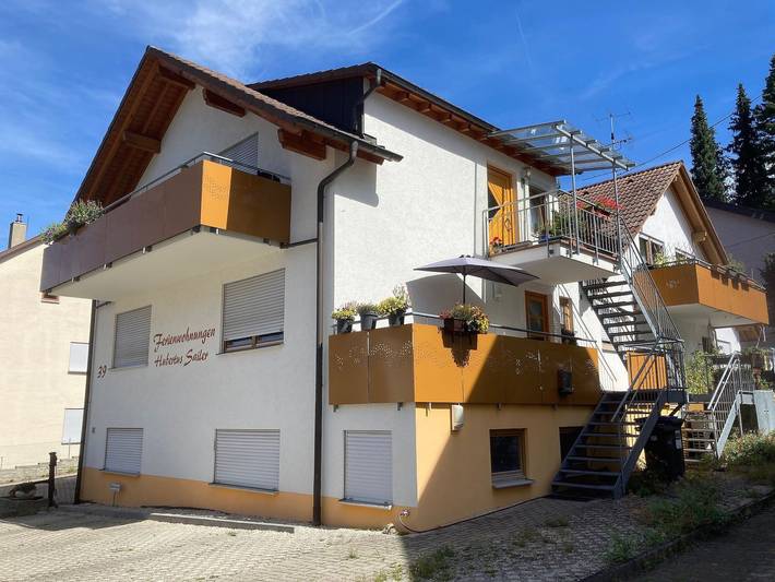Appartement entier, Appartement 'Erdgeschoss' avec vue sur les montagnes, terrasse partagée et Wi-Fi in Metzingen, Neckar-Alb