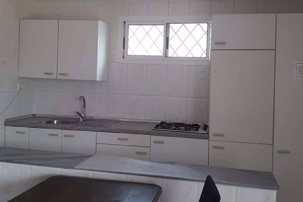 Chalet situé sur un parc arboré de 8000m² avec grande Piscine communautaire, . in Vilafortuny, Cambrils