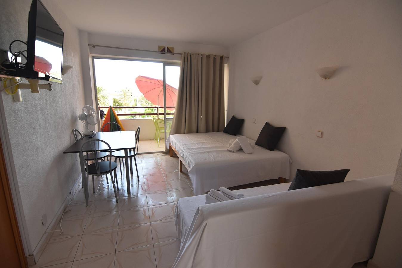 Estudio entero, ¡Encantador estudio en alquiler en Roses, Costa Brava! Capacidad para 4 personas, comodidades modernas, piscina, Wi-Fi gratuito, cerca de la playa. ¡Reserva ahora! in Santa Margarida, Roses