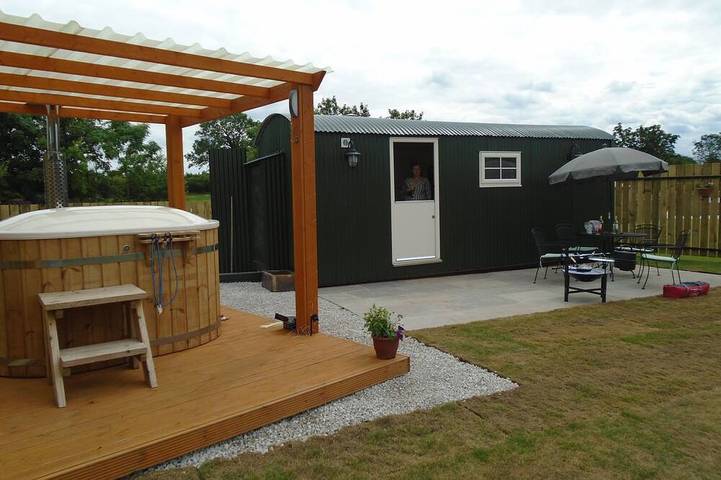 Glamping for 2 people, with Hot tub and Terrace as well as Garden and Pool in Harrogate
