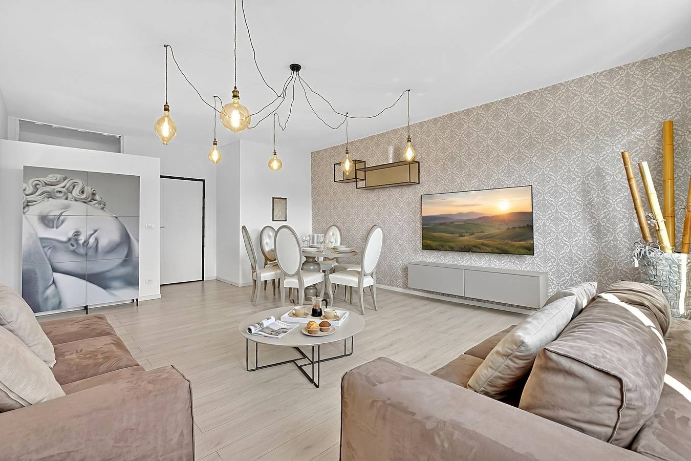 Appartamento intero, Incantevole appartamento con 1 camera da letto e balcone vicino alla spiaggia e alla vita notturna in Desenzano del Garda, Prealpi Gardesane
