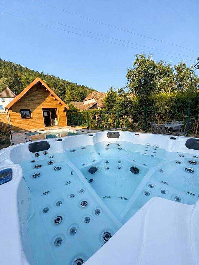 Chalet pour 4 personnes, avec Jacuzzi et Terrasse ainsi que Jardin et Piscine