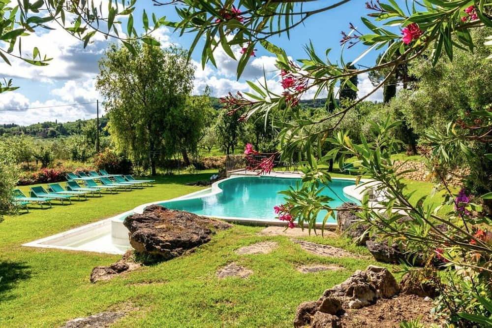 Villa for 14 Guests in Montepulciano, Siena Province