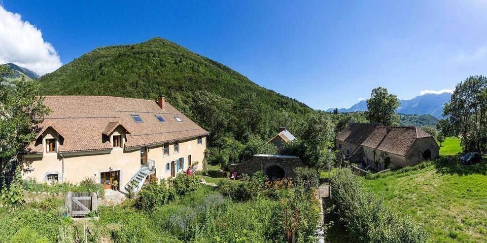 Hôtel pour 3 personnes, avec vue et jardin à Aspres-lès-Corps