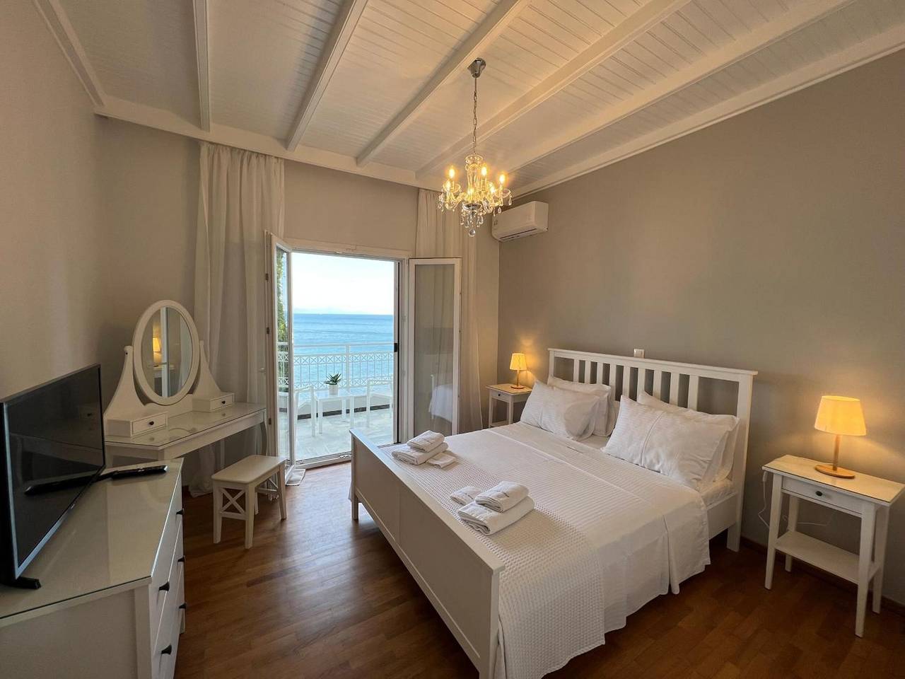 Ganze Wohnung, Ferienwohnung 'Amaranth Rose' mit privatem Garten, Wi-Fi und Klimaanlage in Benitses, Corfu, Korfu