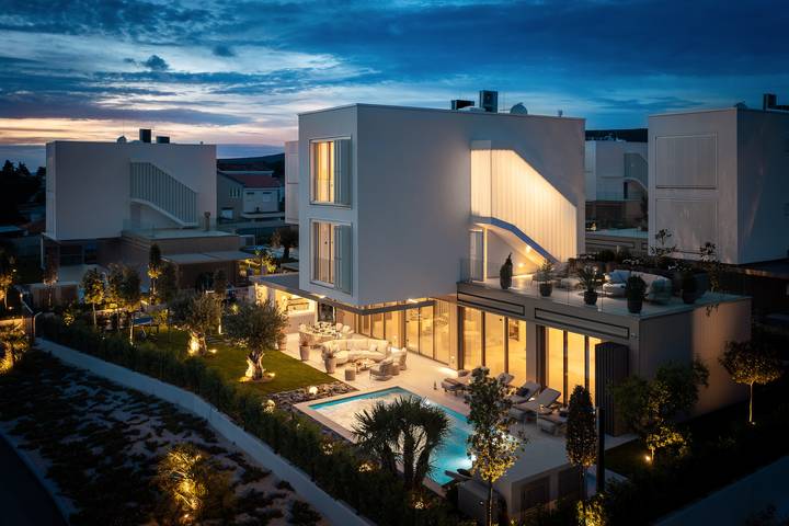 Villa pour 8 personnes, avec jacuzzi et jardin à Turanj