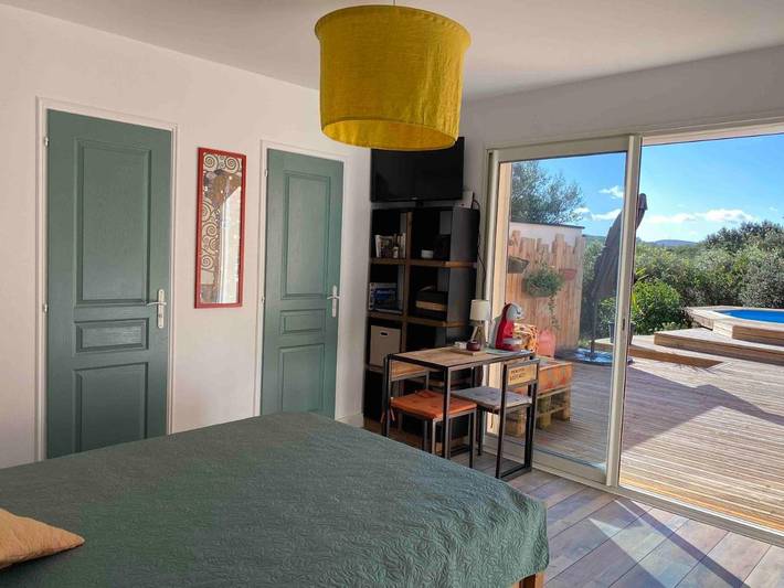 Gîte pour 2 personnes, avec jardin ainsi que piscine et vue à Argelliers - 4