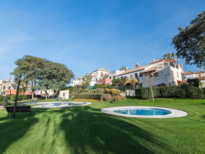 Casa de férias para 6 pessoas, com piscina infantil, adaptado a crianças em Urbanizacion Costa Esuri