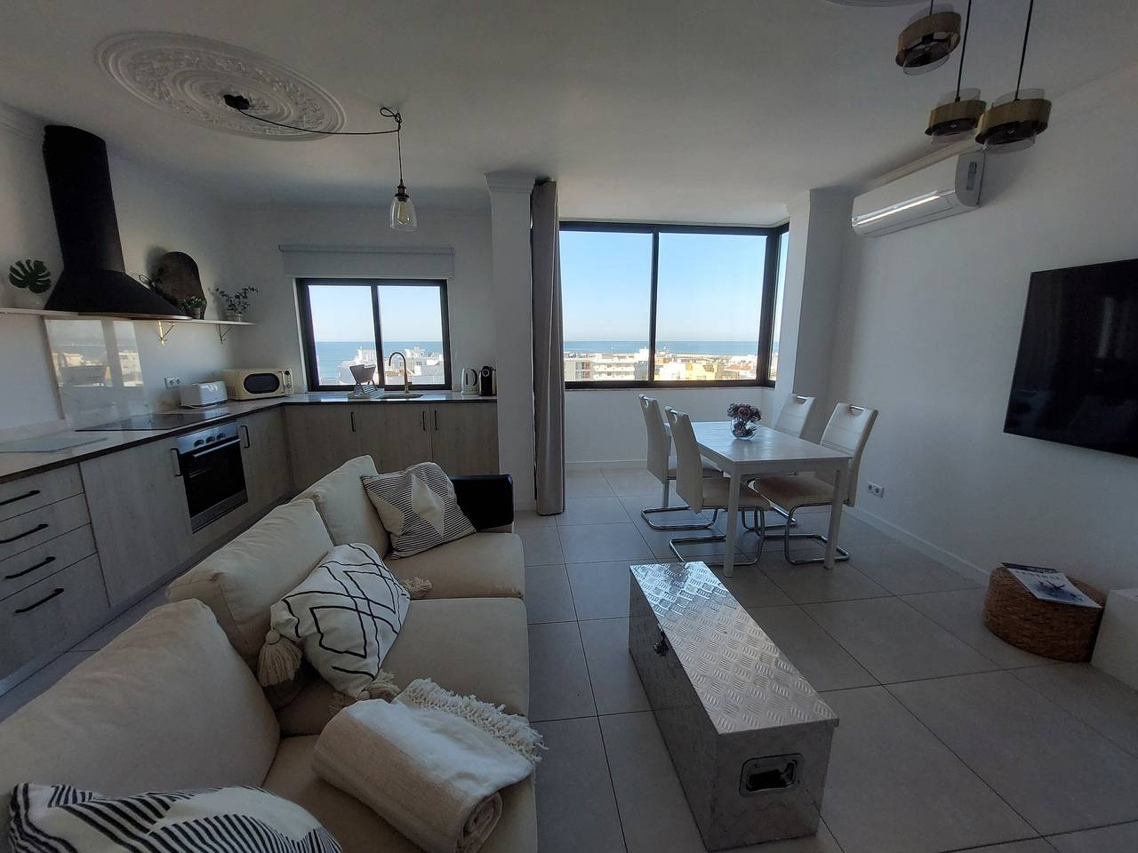 Apartamento inteiro, Apartamento de férias 'Lindo T2 Com Vista Mar' com Wi-Fi e ar condicionado in Cavacos, Quarteira