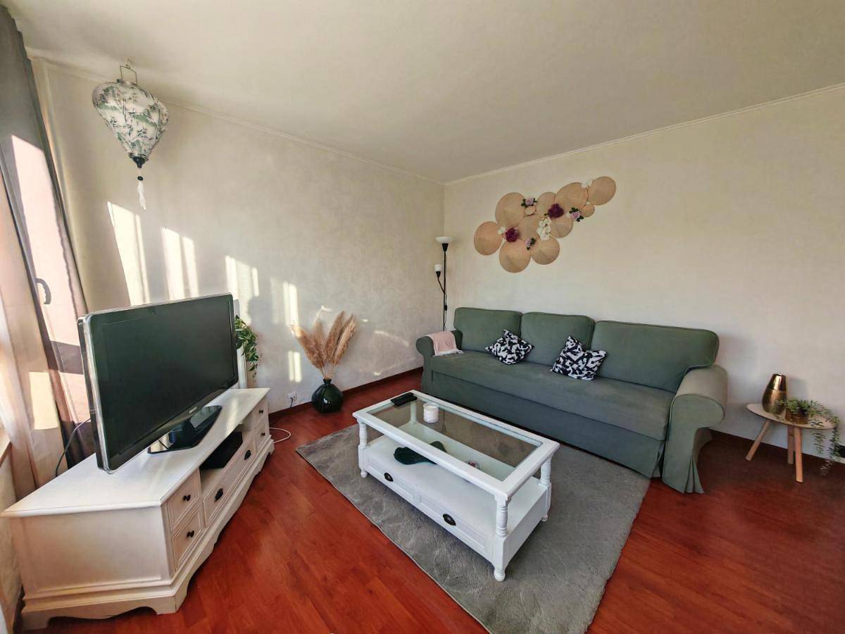 Appartement entier, T3 Cosy petit balcon 5mins France miniature in Élancourt, Yvelines
