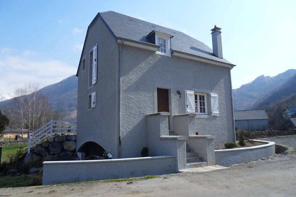 Molino de viento renovado valle de montaña de asp in Lées-Athas, Béarn