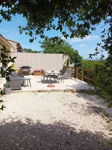 Gîte pour 2 personnes, avec jardin ainsi que terrasse et piscine à La Roque-sur-Pernes
