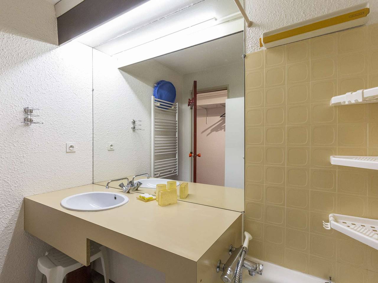 Entire apartment, Cozy 6-Person Apartment with Mountain View, Balcony, and Ski Storage in La Mongie in La Mongie, Bagnères-de-Bigorre