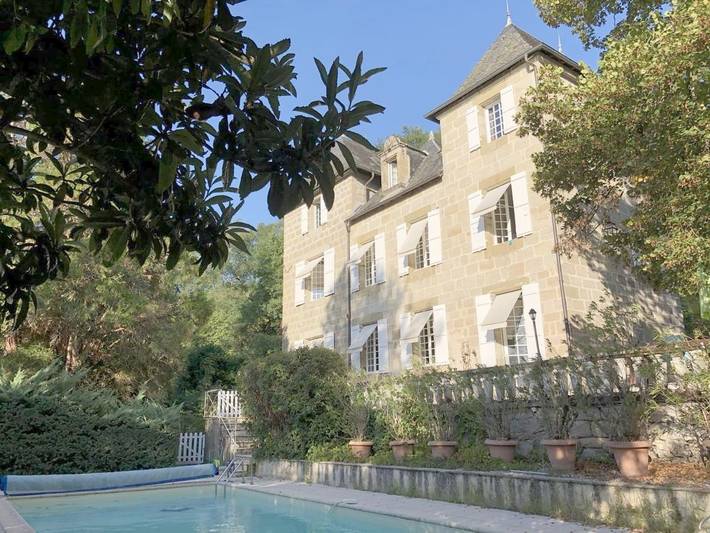 Location de vacances pour 14 personnes, avec vue ainsi que jardin et piscine à Brive-la-Gaillarde - 2