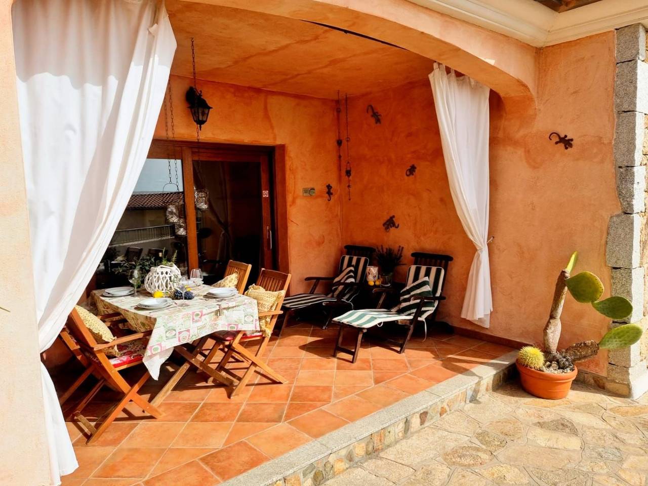 Appartamento intero, Mit Kamin, Terrasse und Meerblick in Flumini, Posada