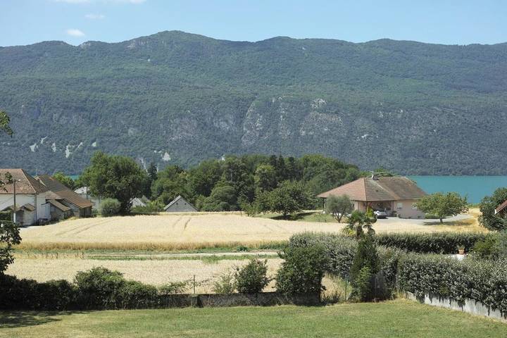 Location de vacances pour 4 personnes, avec vue sur le lac ainsi que jardin et vue à Brison-Saint-Innocent - 2