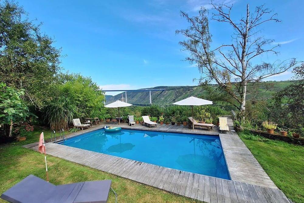 Ganze Wohnung, Chalet Ritz - Chalet mit Garten & Pool in Dieblich, Osteifel