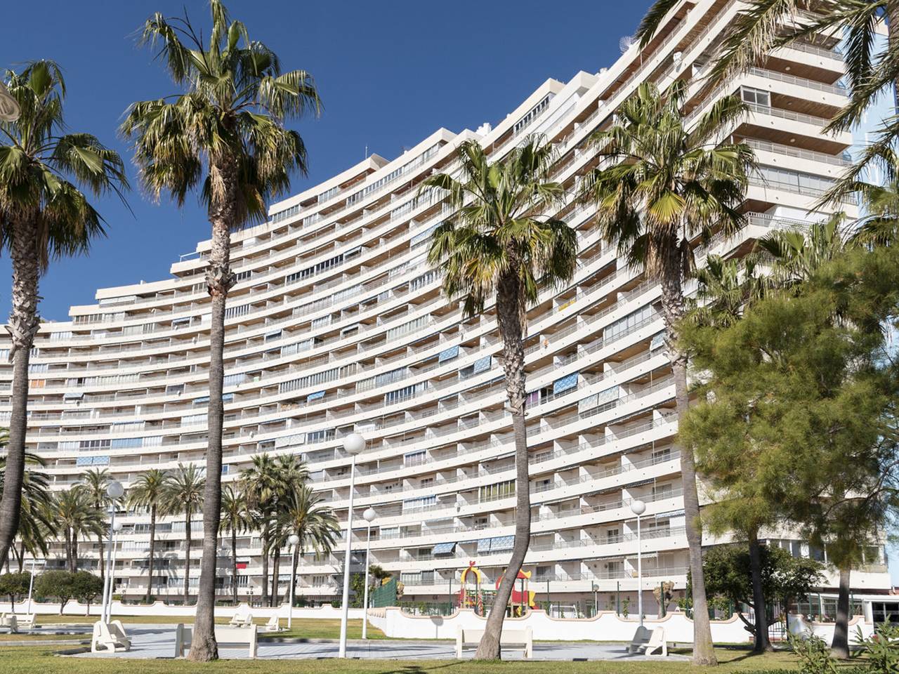 Entire apartment, 1-Bedroom Beachfront Apartment with Pool & Wifi in Cullera, Costa de Valencia
