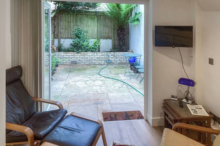 Log cabin for 2 people, with garden in Brighton