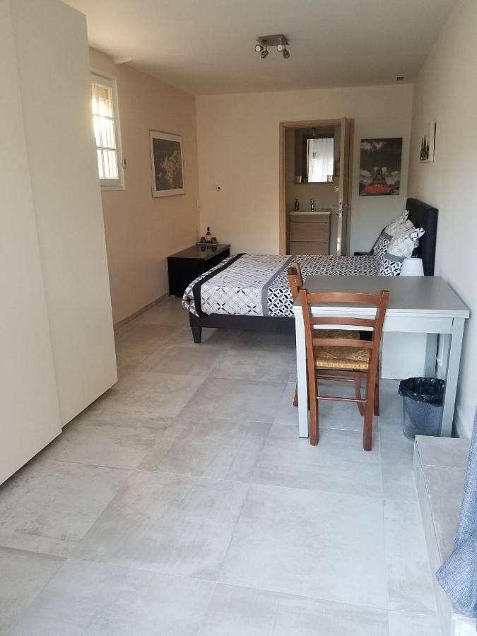 Location de vacances pour 2 personnes, avec terrasse ainsi que piscine et jardin à Espondeilhan - 2