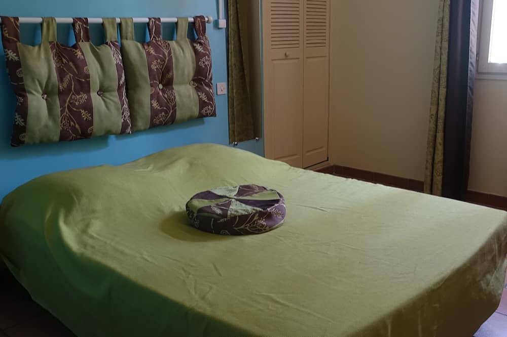 Le clos des oliviers, quiet, sunny villa, swimming pool, boules court in Ventabren, Aix-en-Provence region