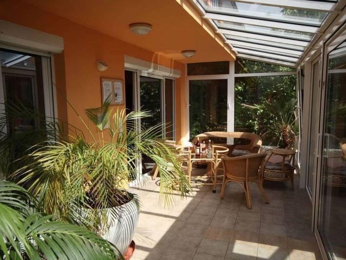 Location de vacances pour 7 personnes, avec jardin et terrasse ainsi que piscine et sauna à Mladá Boleslav
