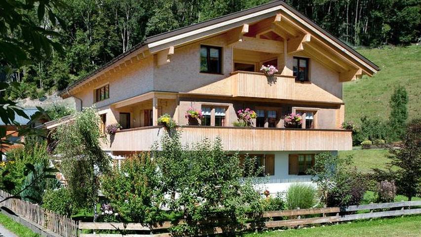 Vakantiewoning voor 2 personen, met balkon en tuin in Au