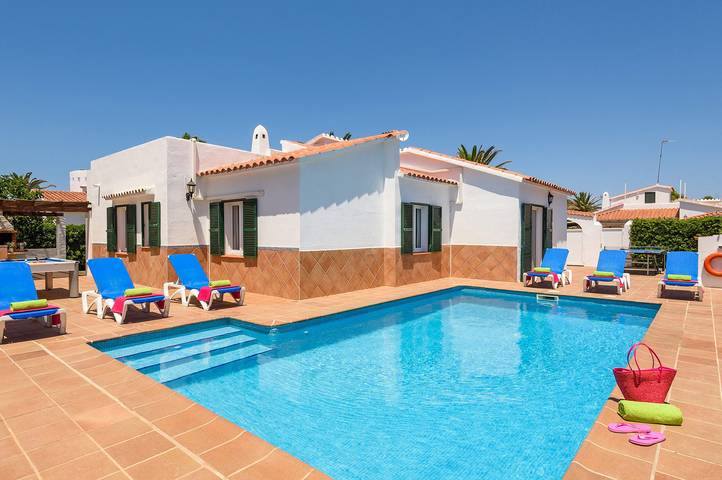 Casa vacanza per 6 persone, con giardino, adatto a famiglie con bambini in Cala Blanca