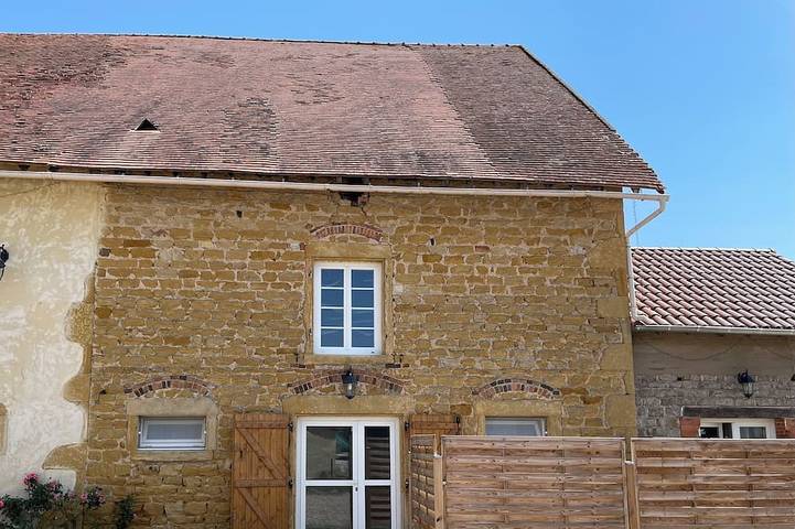 Gîte pour 6 personnes, avec jardin ainsi que terrasse et piscine dans Artaix