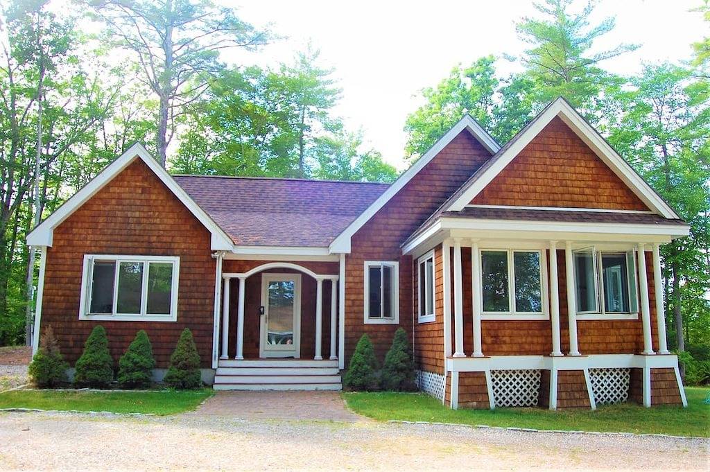 Pet Friendly Natural cedar shakes waterfront on Lake Winnipesaukee sleeps 6 in Moultonborough, Lake Winnipesaukee