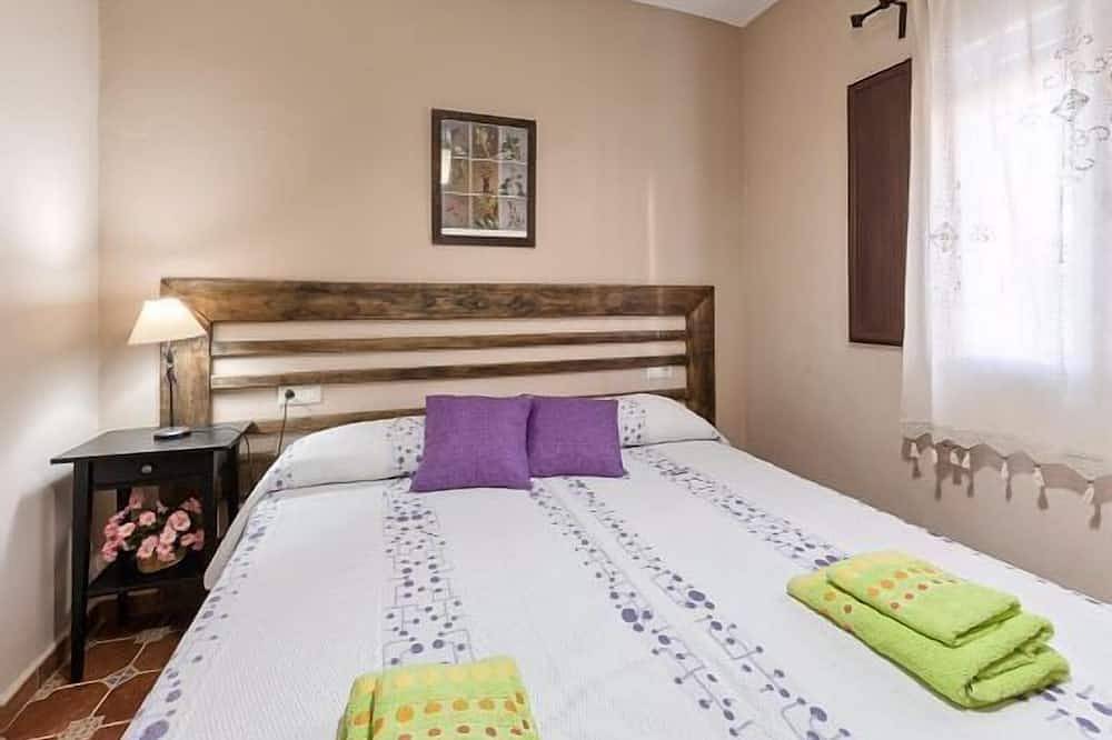 Jaccuzi in room, barbecue, activities in natural environment in Zufre, Sierra de Aracena y Picos de Aroche