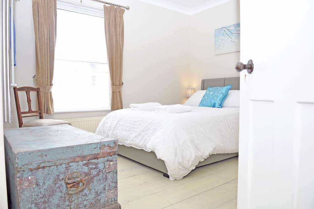 Little Lane is a charming, recently refurbished 2 bedroom cottage sleeping 4 in Gosport, Hampshire