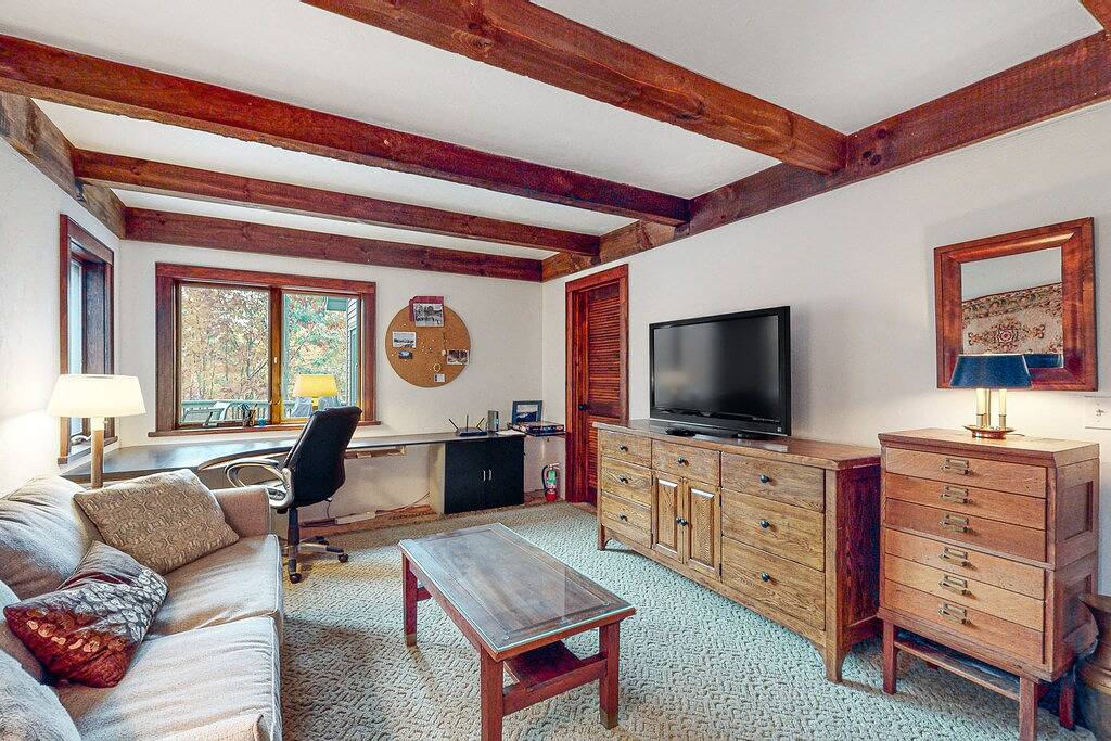 Lovely dog-friendly home with firepit, Ev outlet, & washer/dryer in Gilford, Lake Winnipesaukee