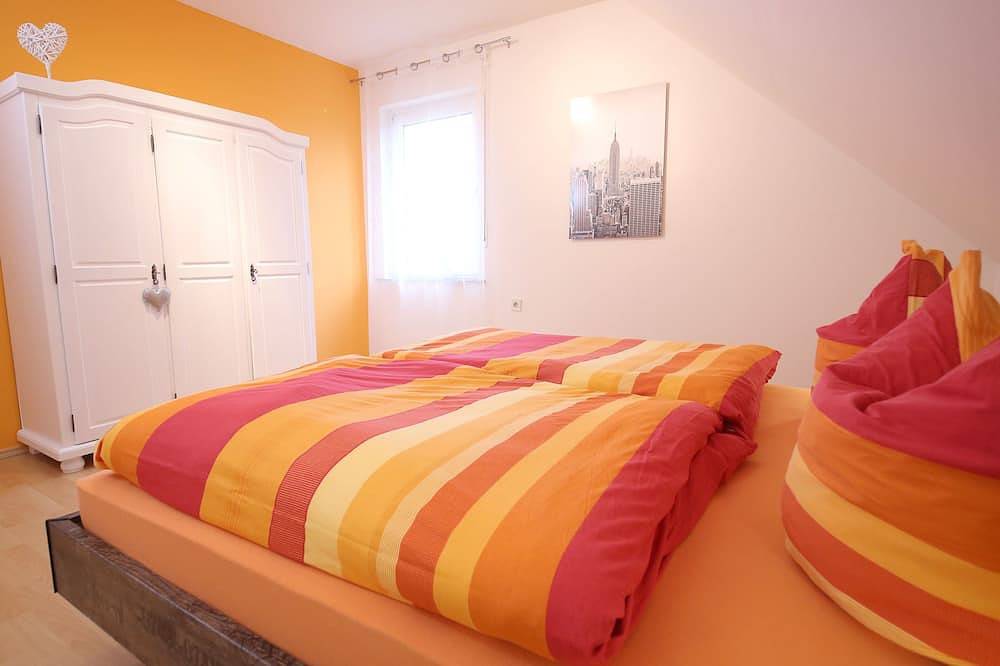 Ganze Wohnung, Große Fewo, 3 Schlafzimmer, ruhig, citynah, Süd-Balkon, kostenfreie Parkplätze in Niestetal, Hessisches Bergland