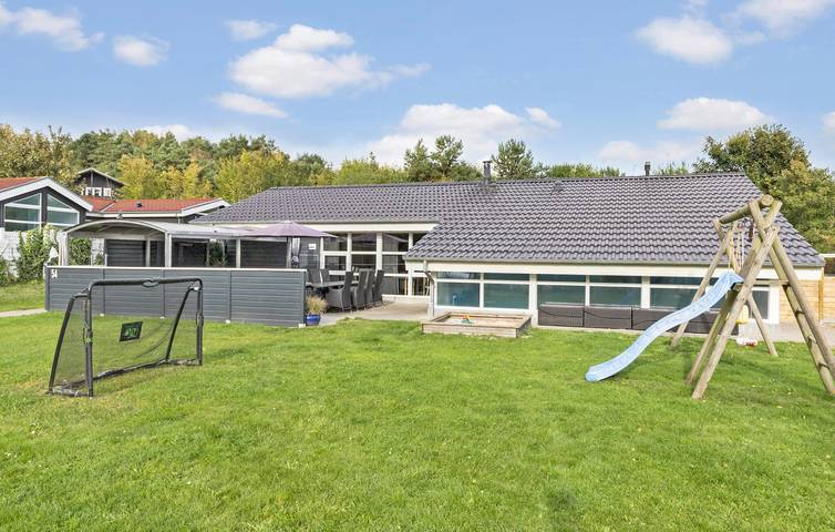 Ferienhaus für 12 Personen, mit Terrasse und Pool sowie Sauna in Lyngsbæk Strand - 2