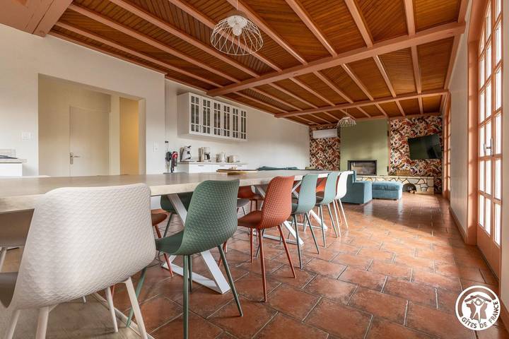 Gîte pour 14 personnes, avec Jacuzzi et Terrasse ainsi que Jardin et Vue