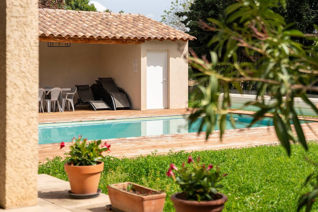 Villa 'Gîte Les Oliviers' mit privatem Pool, Wlan und Klimaanlage in Saint-Laurent-la-Vernède, Nimes und Umgebung
