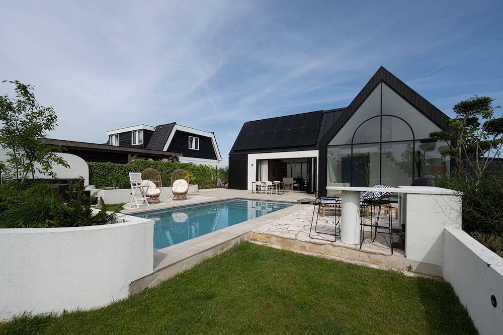 For 8 persons luxury detached waterfront Wellness villa with private pool and sauna. in Roelofarendsveen, Groene Hart