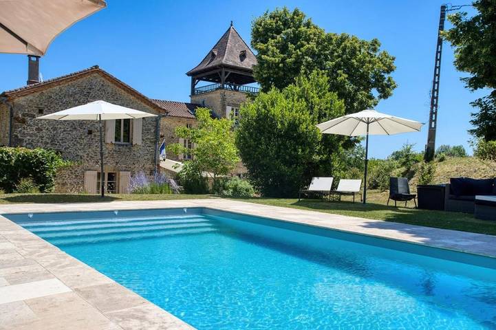 Location de vacances pour 12 personnes, avec Terrasse et Jardin ainsi que Piscine et Vue à Monplaisant