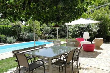 Cottage pour 6 personnes, avec terrasse et jardin à Sénas