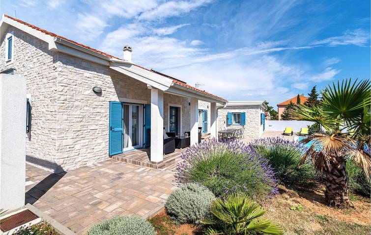 Ferienhaus für 6 Personen, mit Pool und Garten sowie Terrasse in Privlaka